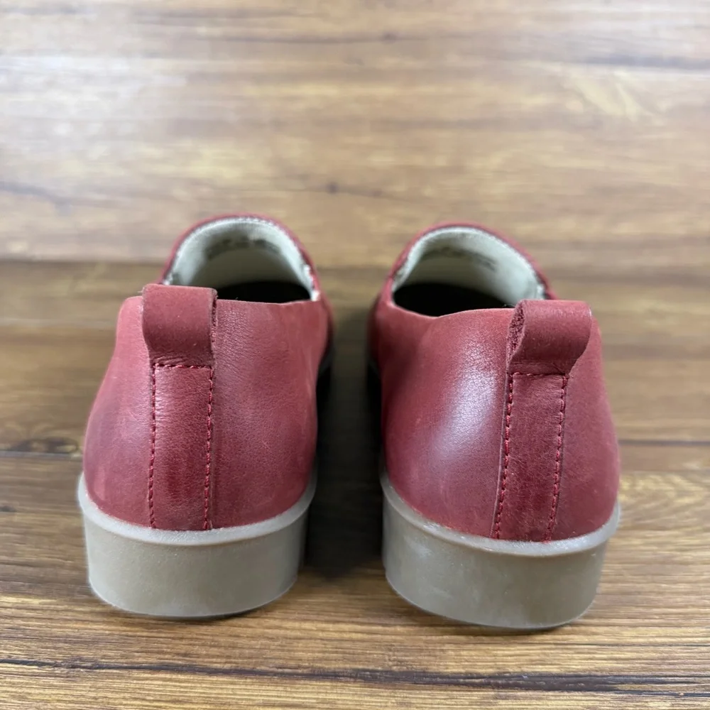 Dansko ships within